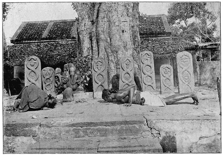 Vellālas worshipping lingam, snake-stones and Ganēsa.